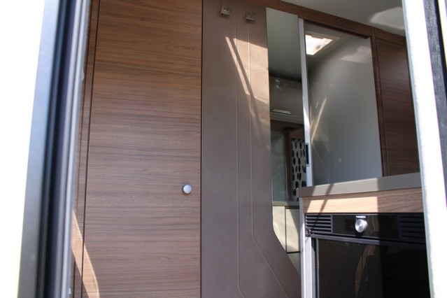 Zeer compacte Knaus Tourer VAN 500 LT Bulli AUTOMAAT voorzien van Face to Face salon (82  foto: 21