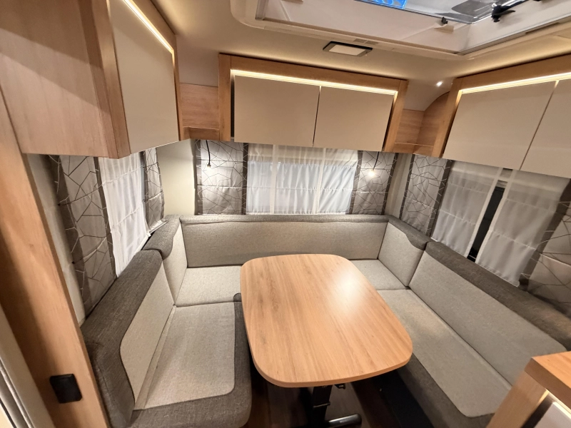 Knaus Sport 450 FU 1800 KG + Cama francesa foto: 4
