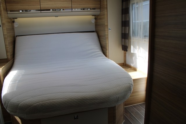 Robuuste Adria Matrix M 670 SK AUTOMAAT 5 gordelplaatsen Queensbed + hefbed (71  foto: 50