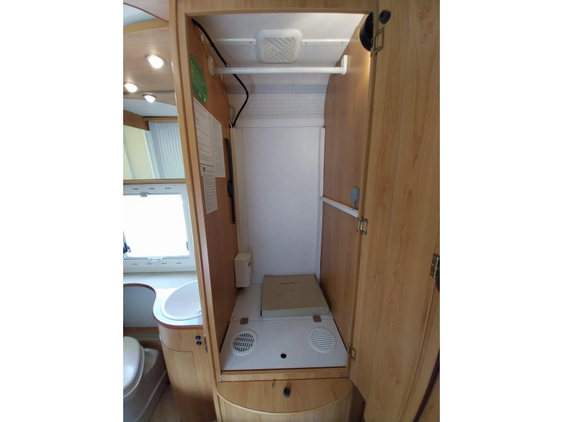 Hymer Eriba met 44497 km en dakairco  foto: 12