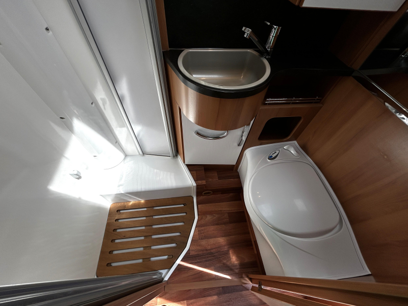 Hymer Tramp CL 674 Enkele-bedden/Euro-5/2012  foto: 12