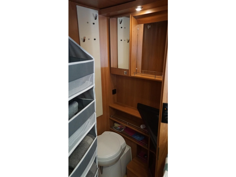 LMC Breezer 730 H Lengte bedden en hefbed  foto: 13