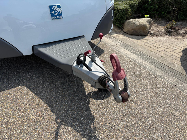 Knaus Azur NL-Premium line | Caravanmover | Fietsenrek | | Douche | 3-Pits gasfornuis | Koelkast + vriesvak foto: 22