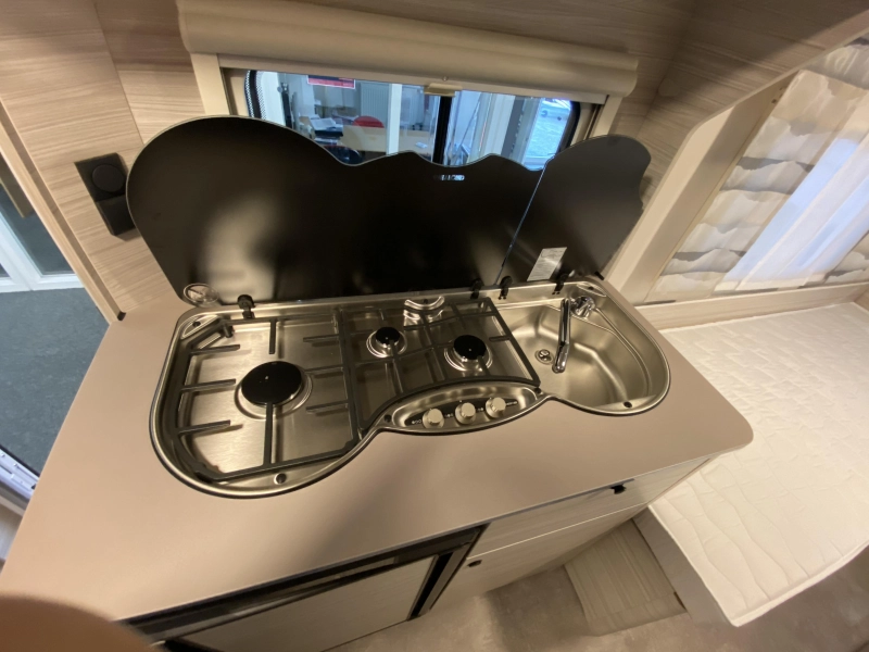 Dethleffs C'Joy 460 LE ENKELE BEDDEN!  foto: 8