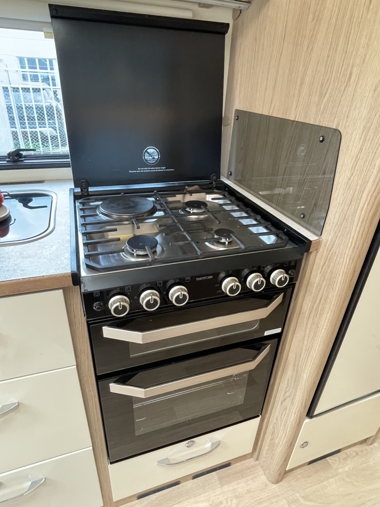 LMC Caravans Exquisite 685 VIP QUEENSBED + RONDZIT TANDEMASSER 2025 ! foto: 6