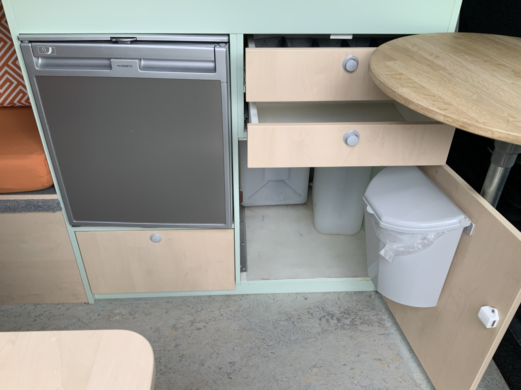 Peugot Boxer L2 H2 Buscamper: Euro 6 met verlaagbare tafel tot 2 pers. lengte-bed, 154 cm breedte, 185 cm lengte, FSL Camperinbouw 2021, km 66000, Zwenkbare fietsendrager, Zonnepaneel 180W, Bj.2017 Camper centrum on the road foto: 7