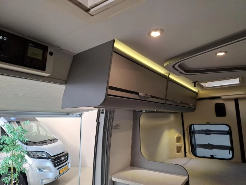 Adria Twin Titanium 540 SPT 130PK Dwars bed Airco  foto: 7
