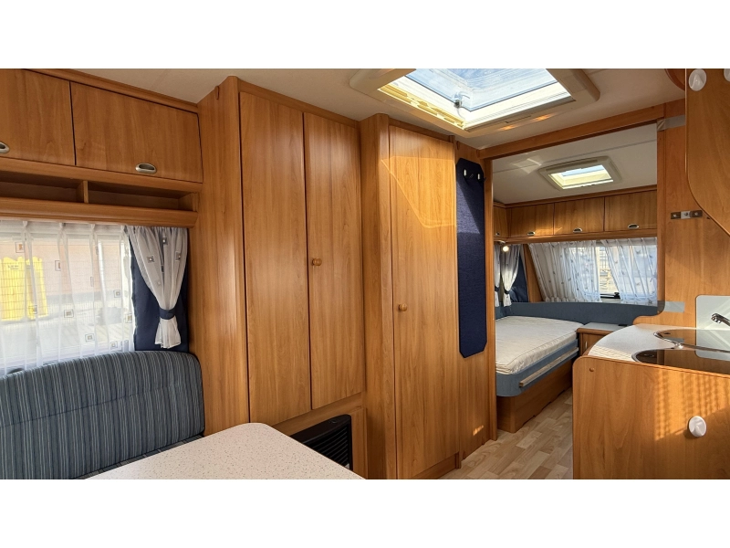 Hobby De luxe Easy 495 UL lits jumeaux salon rond photo : 3