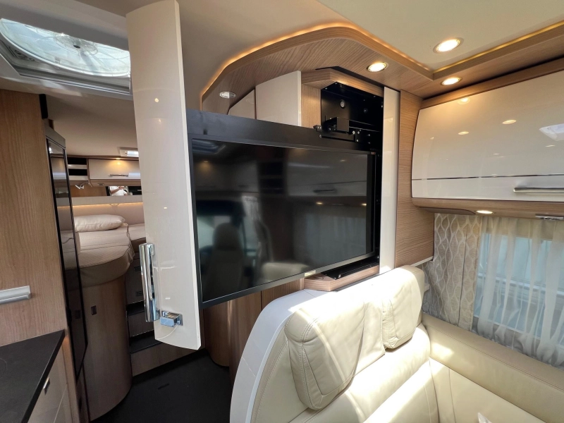 Carthago C-Tourer T 143 LE MERDCEDES/2 ZONNEPAN.  foto: 10