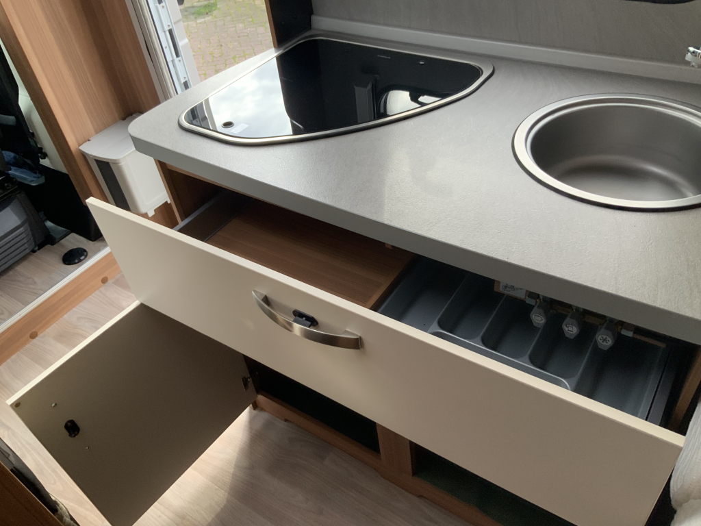 Weinsberg Cara Loft 650 ME, 2.3 MultiJ. 120 Teilintegriert, Drehsitze, Franz&ouml;sisches Bett, Bj. 2021 Camper Centrum On the Road am Noorderringweg 4 in Marum. Foto: 13