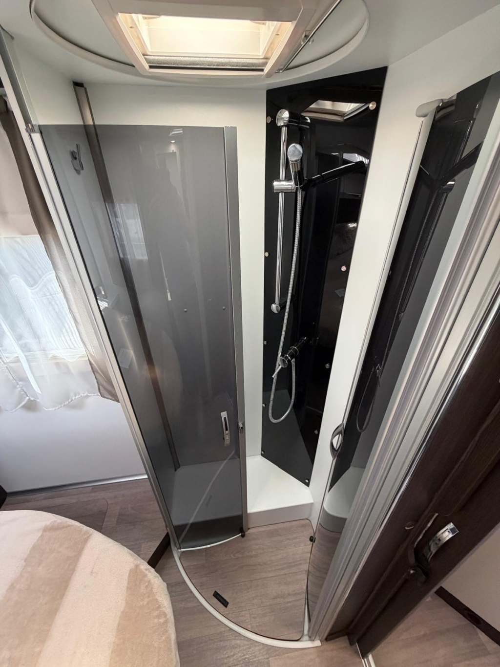 Benimar Tessoro 495 UP CAMA CENTRAL + CAMA ABATIBLE GARAJE XXL 6.99M foto: 9