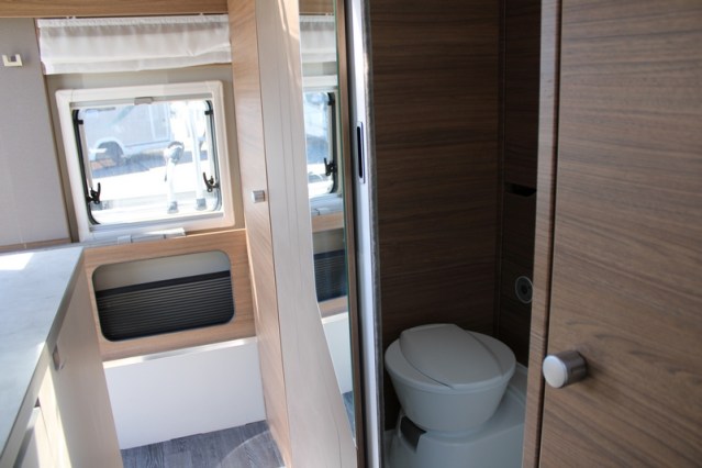 Zeer compacte Knaus Tourer VAN 500 LT Bulli AUTOMAAT voorzien van Face to Face salon (82  foto: 37