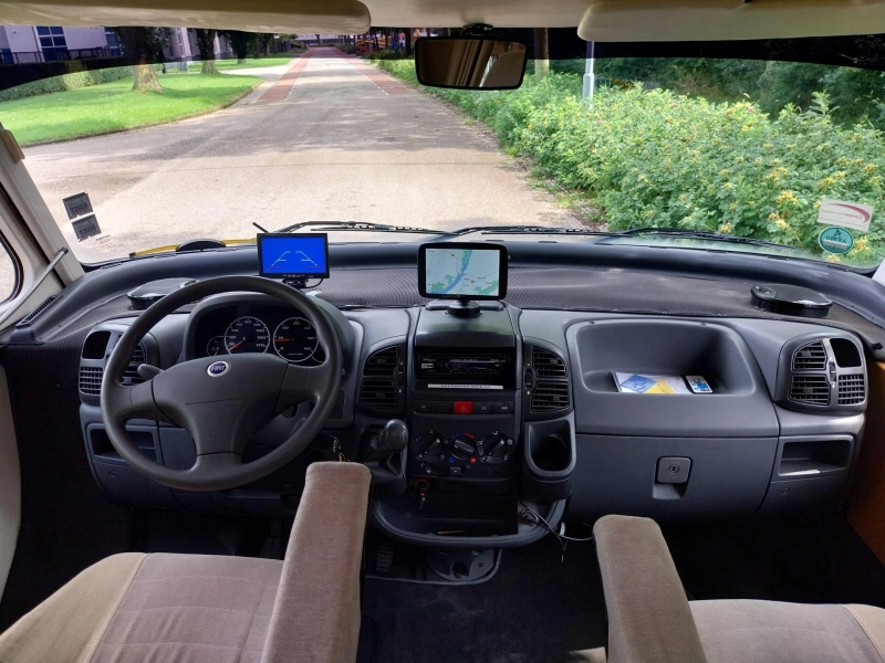 Hymer Eriba met 44497 km en dakairco  foto: 18