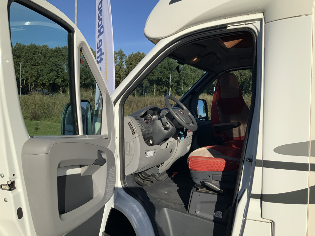 Adria Compact SL 2.3 MultiJ. 130 PK Half-integraal, Enkele-bedden, Bj. 2010 Camper Centrum On the Road aan de Noorderringweg 4 in Marum. foto: 14