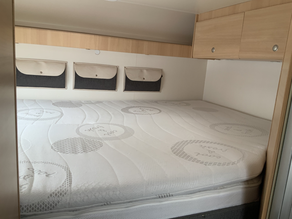 Knaus Van Ti 600 ME – Compleet 3 liter 160 PK Half-integraal, vastbed, halve- treinzit, draaistoelen Camper centrum on the road foto: 21