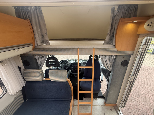 Hymer C 644 Alkoven Querbett+Hochbett Vollausstattung in sehr gutem Zustand Klimaanlage Markise TV elektr. Satellitensch&uuml;ssel 2x Solarpaneele gro&szlig;e Garage Wechselrichter Anh&auml;ngerkupplung Foto: 11