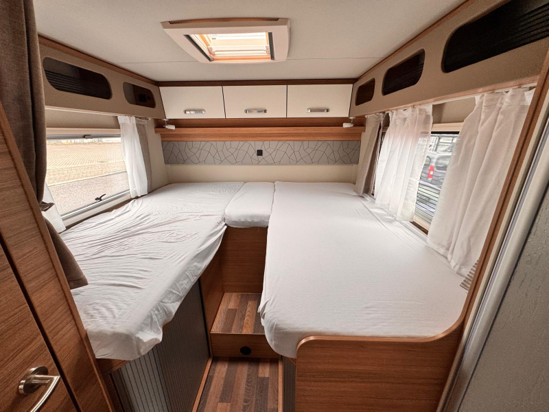 Weinsberg CaraSuite 700 ME EH478 ensuite badkamer  foto: 16