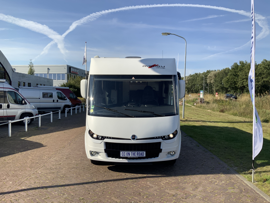 Carthago Malibu I 460 AUTOM&Aacute;TICA 150 CV Integral, Camas longitudinales y Cama abatible, Garaje, Aire acondicionado de motor, Aire acondicionado de techo, Sistema de nivelaci&oacute;n, Camper centrum on the road Marum foto: 1