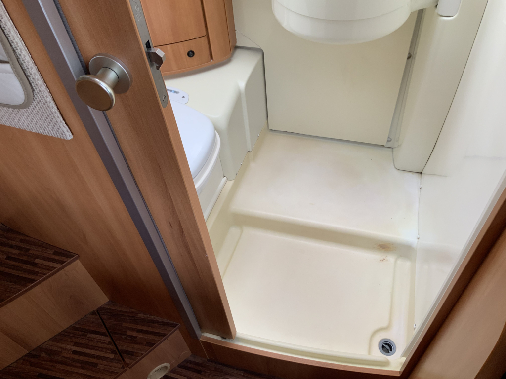Hymer B 504 SL Integral, Equipado con cama individual trasera y cama abatible delantera, aire acondicionado de motor, chasis Alko, etc., A&ntilde;o 2009 Camper centrum on the road foto: 27