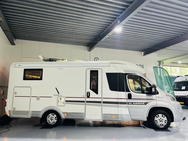 Adria CORAL S 600SL Plus, Autom&aacute;tico, Camas individuales, 1er Propietario 150CV foto: 4