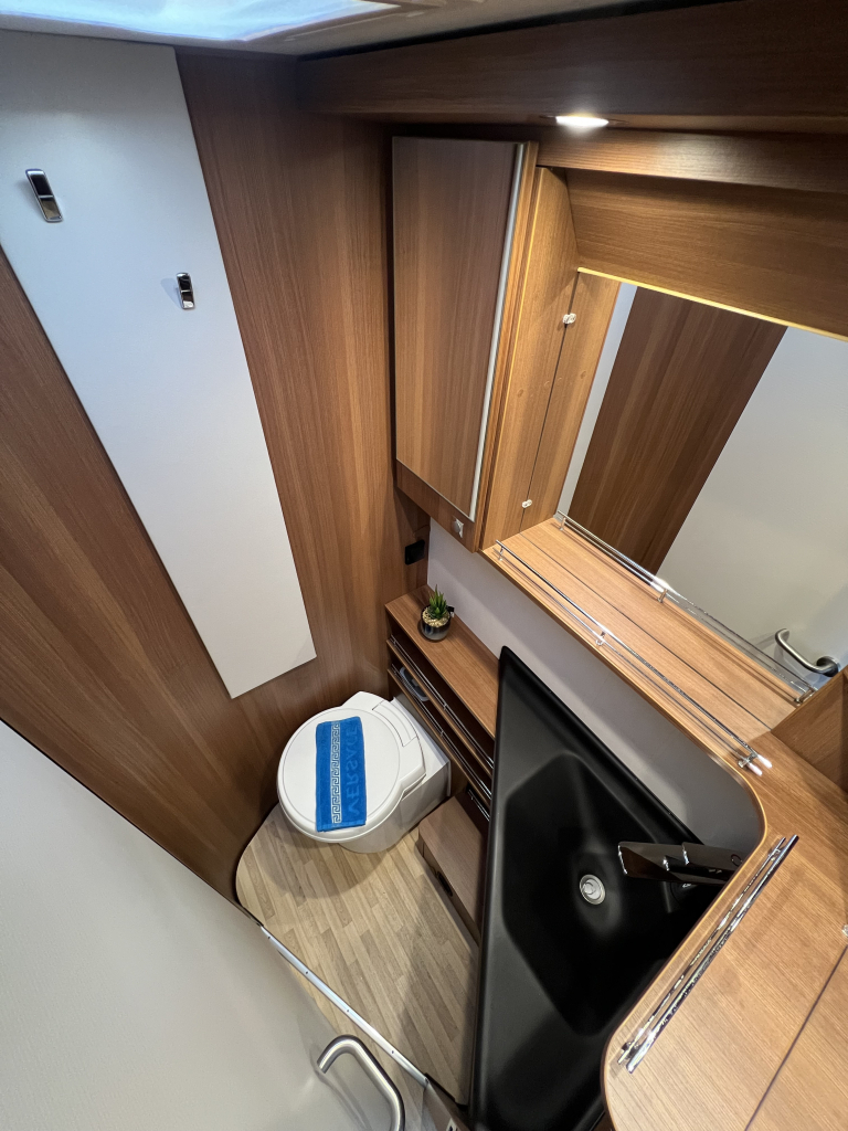LMC EXPLORER SPORTLINE 745 CAMA QUEEN+CAMA ABATIBLE 2X PANEL SOLAR foto: 10