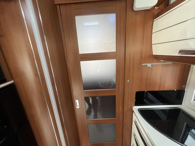 Mobilvetta KEA P65 premium klasse camper lengte en hefbed foto: 13