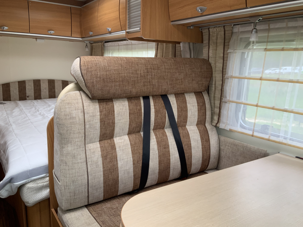Bürstner Nexxo 569 Halfintegraal, Treinzit, Fransbed, twee draaistoelen, kleine camper, Bj. 2010 Camper centrum on the road  foto: 6