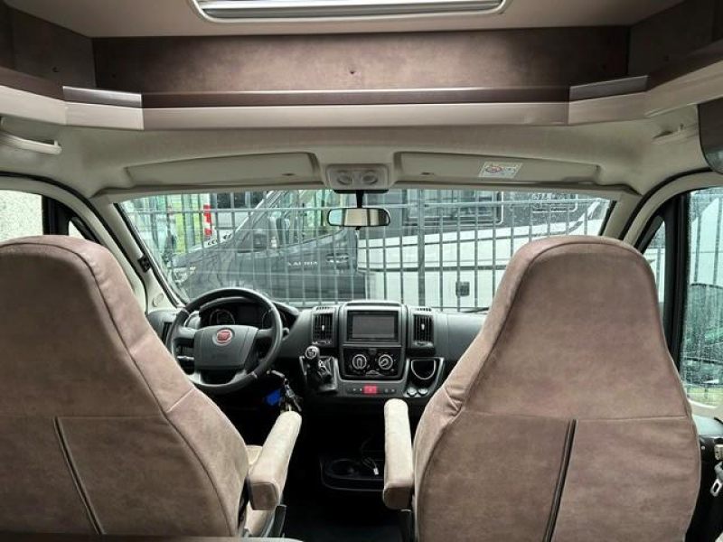 Hobby Optima Premium 65 GQ Cama Queen y cama abatible foto: 3