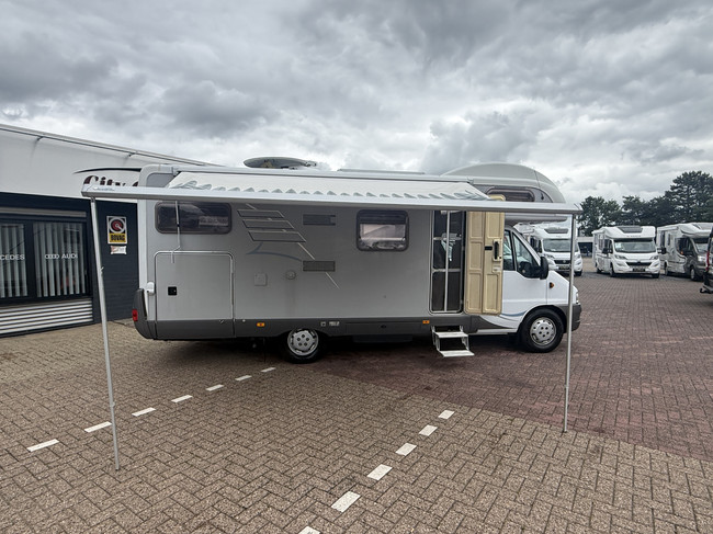 Hymer C 644 Alkoven Querbett+Hochbett Vollausstattung in sehr gutem Zustand Klimaanlage Markise TV elektr. Satellitensch&uuml;ssel 2x Solarpaneele gro&szlig;e Garage Wechselrichter Anh&auml;ngerkupplung Foto: 3