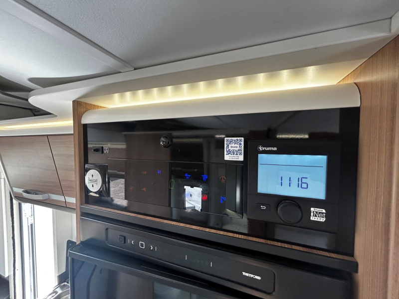 Adria Matrix Axess 600 SL Camas longitudinales - Cama abatible foto: 16