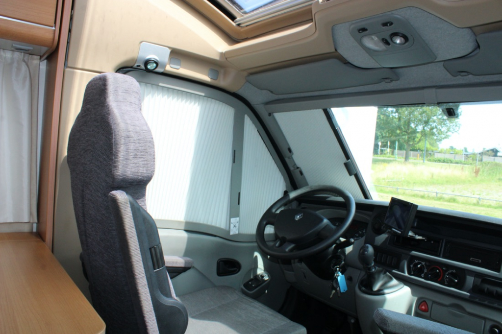 Knaus Sun Ti 700 Meg, Cama transversal, Garaje, Asientos delanteros giratorios, Media dinette, banco de asientos. A&ntilde;o 2008 Marum (Groningen) foto: 17