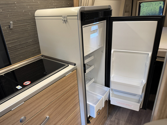 Hymer Yellowstone 640 techo elevable 160 cv *4 PERSONAS* Euro6 Fiat Ducato **Camas longitudinales/Techo elevable con 2 plazas para dormir/4 asientos/Litio/Sol foto: 20