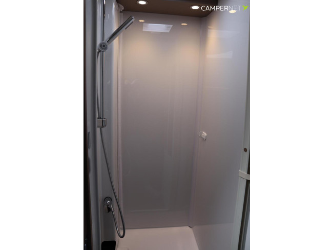 Carado T448 140pk Automaat | Pro + Pakket | Lengtebedden | Luifel | Grote garage | Hefbed | Nieuw uit voorraad leverbaar |Panoramaraam foto: 21