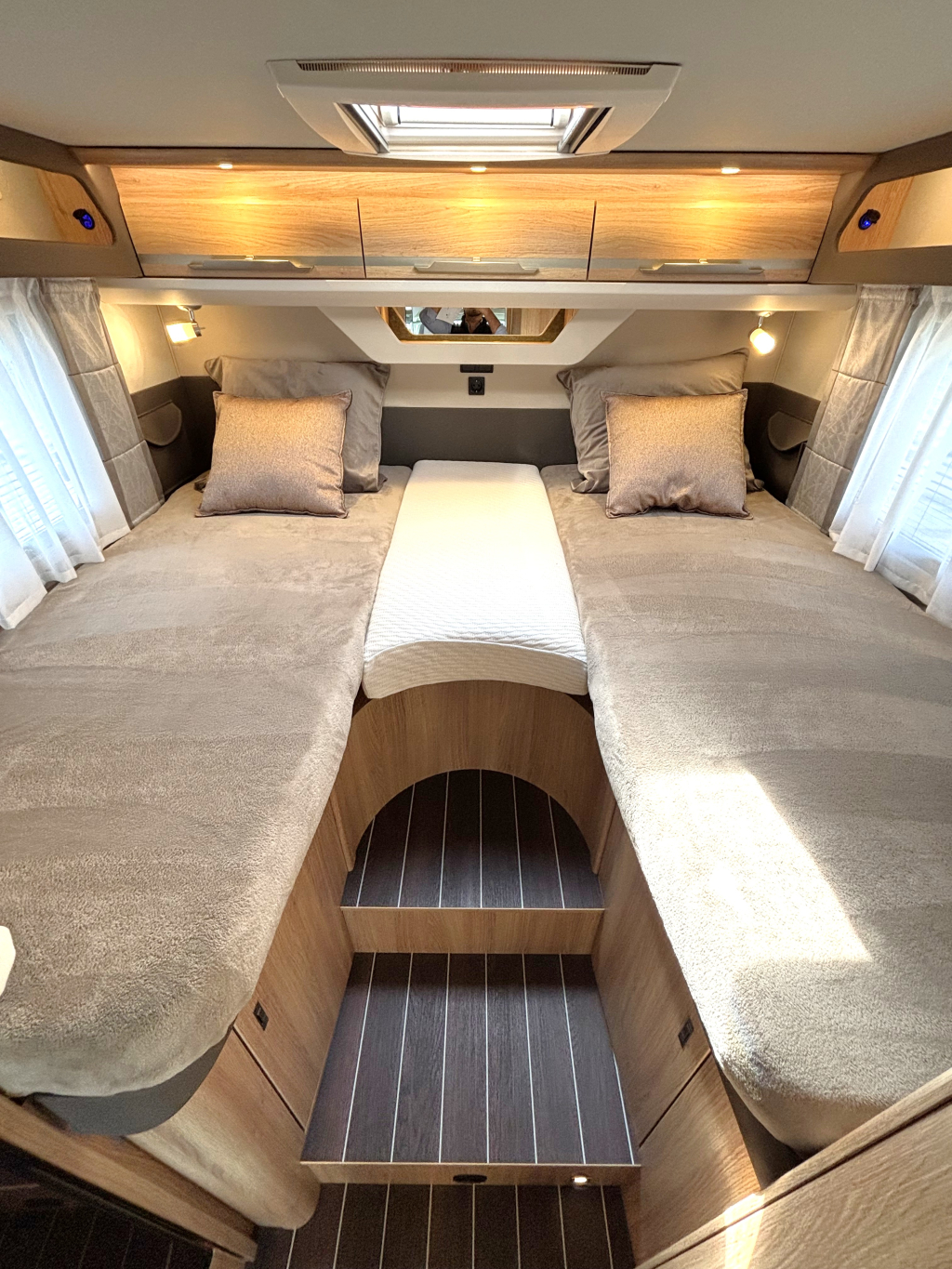 Knaus Sky Wave 60Years 650 MEG AUTOMAAT ENKELE BEDDEN+HEFBED foto: 2