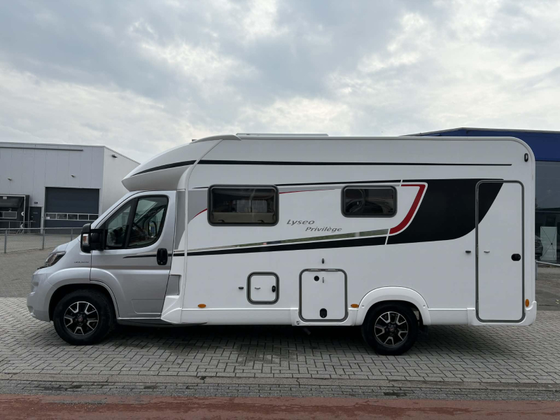 Bürstner Lyseo TD 680 Face to face + compleet  foto: 3