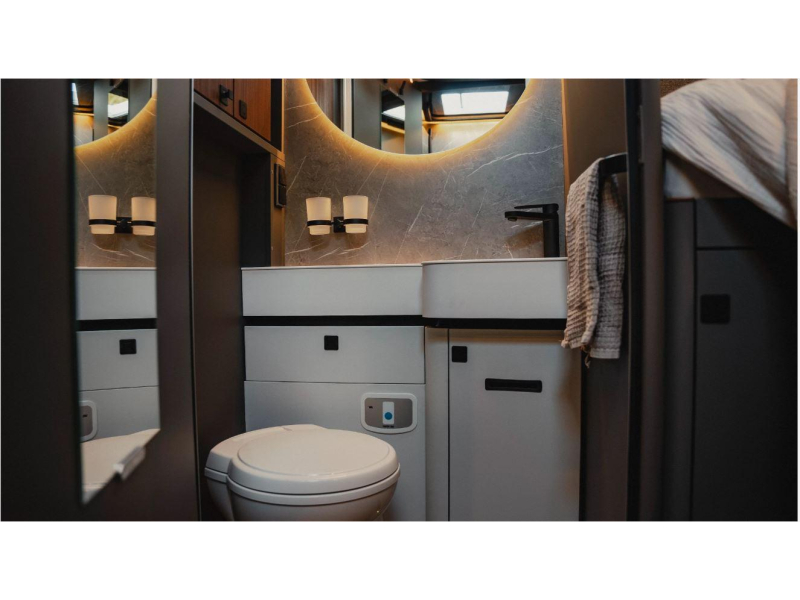 Hymer B-MC I 680 ARMARIOS SUPERIORES EN LUGAR DE CAMA ABATIBLE! foto: 13
