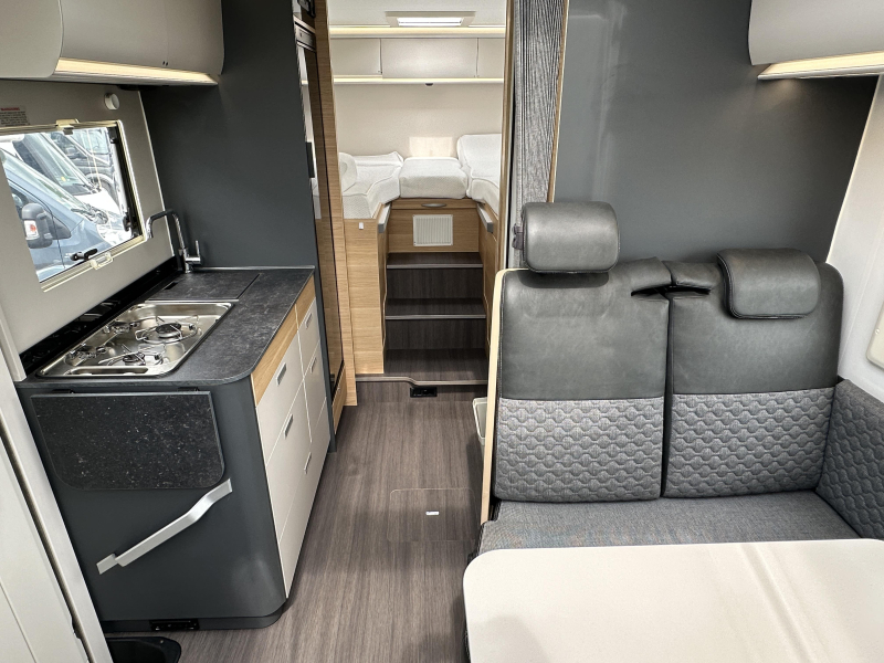 Adria Coral 600 SL 140PK Lengtebedden Garage  foto: 4