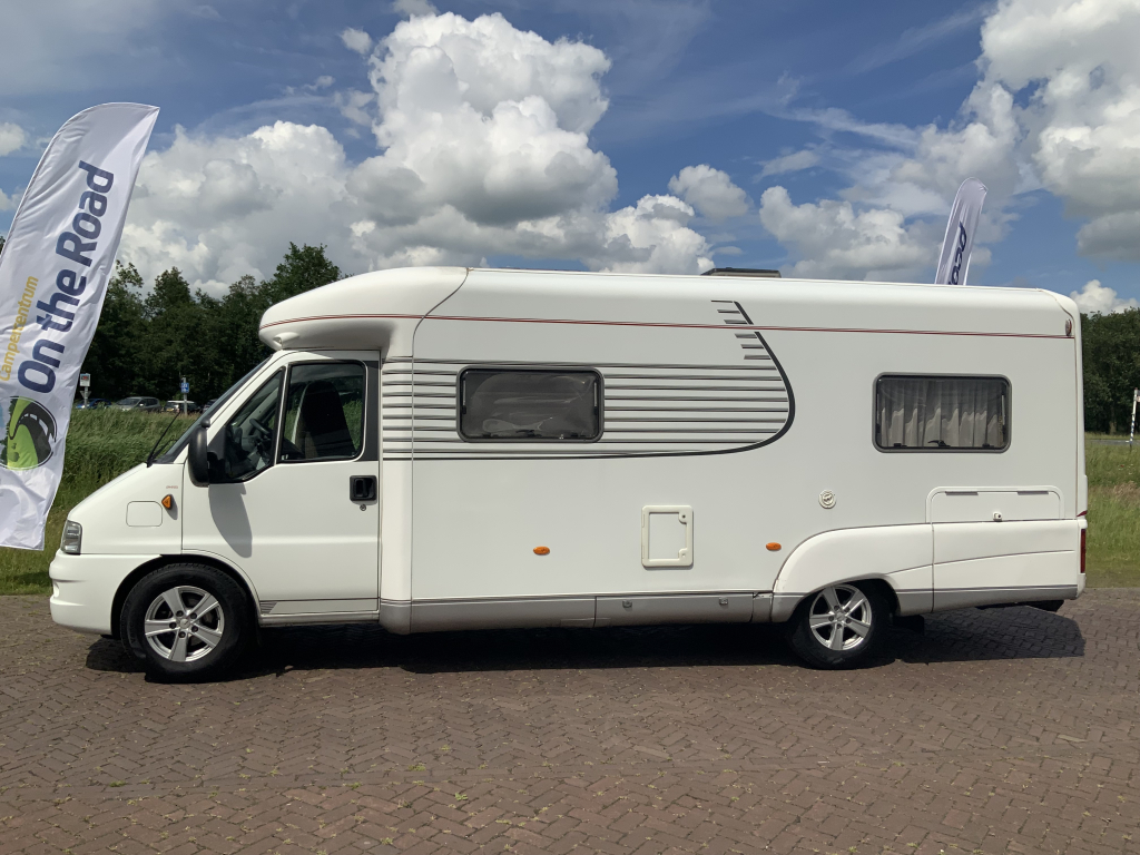 LMC  Fiat Ducato  2,8 JTD  128 PK , AUTOMAAT   Half-integraal ,  Motor-airco , 2 Lengte-bedden ( Laag ) , Alko-chassis  etc. Bj 2003 Camper centrum on the road Marum  foto: 20
