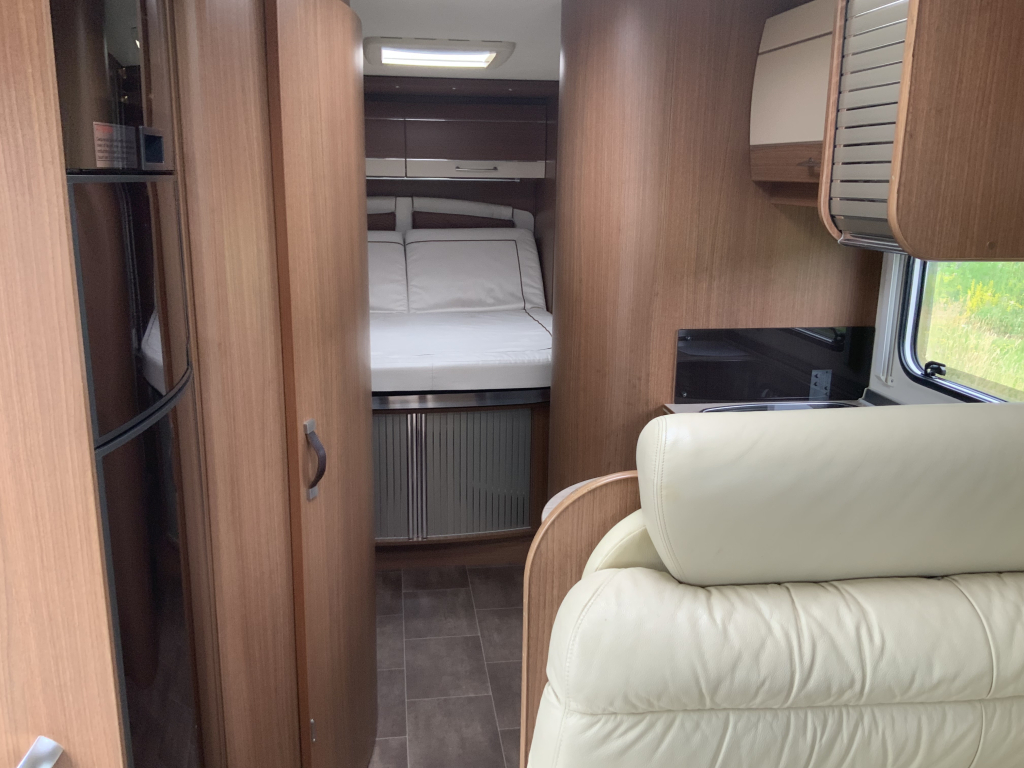 Bürstner Aviano 727 2.3 AUTOMAAT  150  PK integraal ,  Motor-airco  , Queens-bed , gelijkvloers , zij  zitgroep Bj. 2012 Camper centrum on the road foto: 11