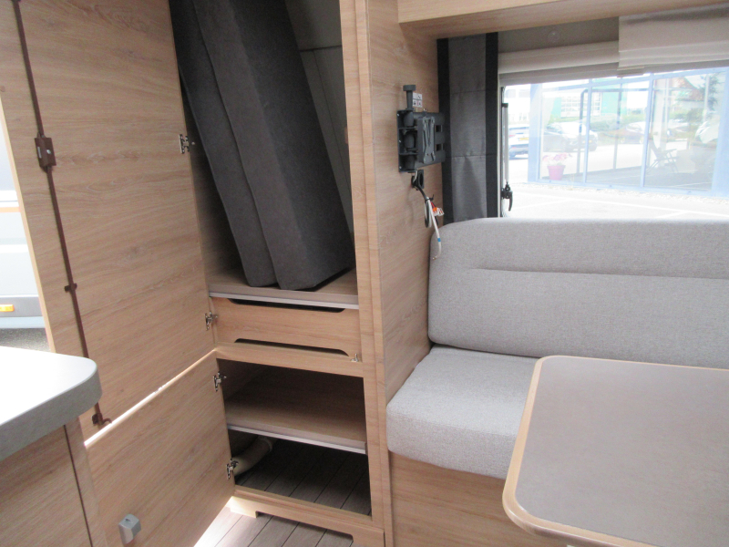Knaus Sudwind Black Selection 420 QD KOMPAKT UND GROSSE K&Uuml;CHE! Foto: 13
