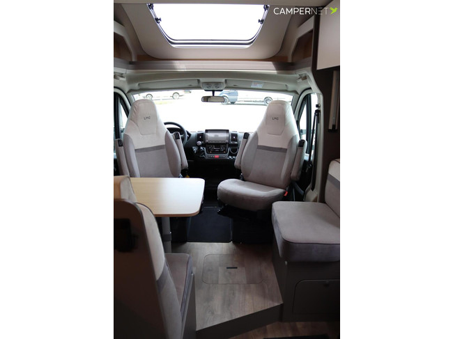 LMC Tourer Lift 730 165PK | Lengtebedden | Gescheiden douche | Hefbed | Fietsendrager | Zonnepaneel | Bearlock | Dakairco | Luifel | foto: 6