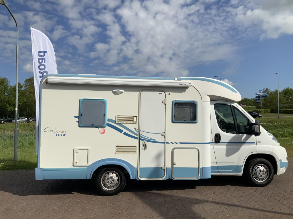 Adria   Compact   2.3 MultiJ. 130 PK , Half-integraal  , Frans-bed achter , Motor-airco , Trekhaak , Kleine camper , Bj. 2009 Camp centrum on the road Marum foto: 26
