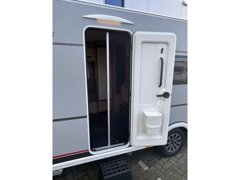 Dethleffs Summer Edition 460 EL SINGLE BEDS-XL FRIDGE photo: 3