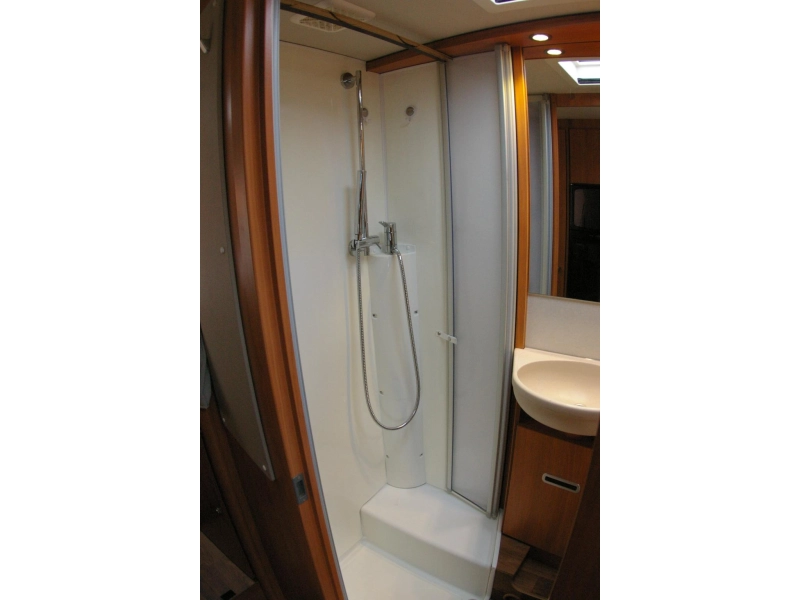 Hymer Exis-i 588 Automaat, Enkele bedden.  foto: 15