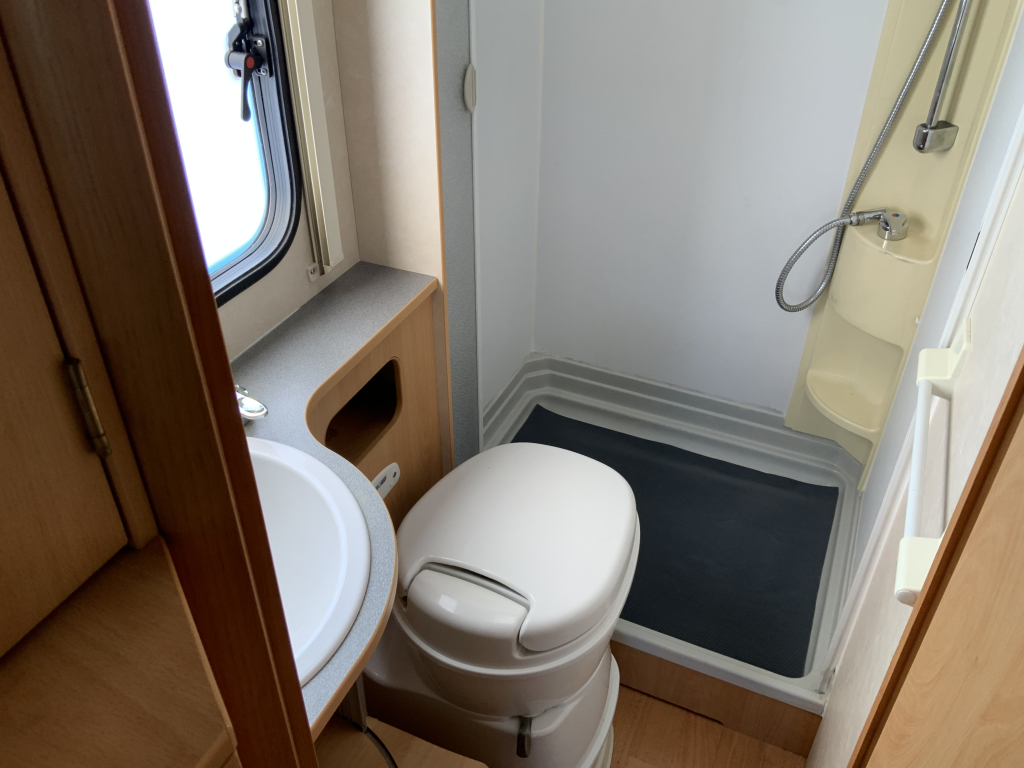 Adria   Compact   2.3 MultiJ. 130 PK , Half-integraal  , Frans-bed achter , Motor-airco , Trekhaak , Kleine camper , Bj. 2009 Camp centrum on the road Marum foto: 24