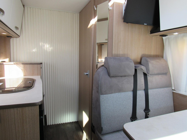 Hymer Carado V339 Europa Edition Zwart Queensbed 15dkm 2022 foto: 16