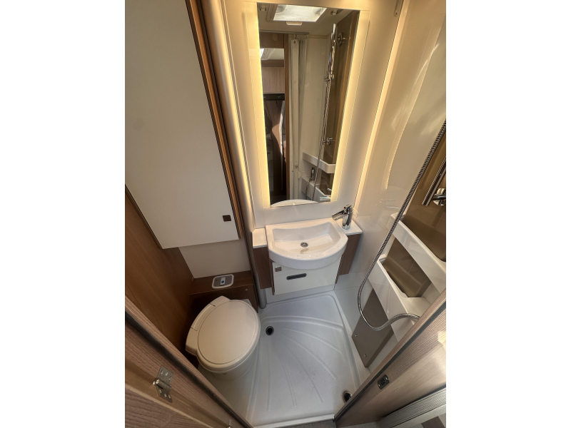 Bürstner Lyseo Harmony Line 690 Fiat 140PK Lengtebedden  foto: 12