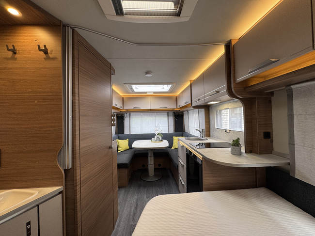 Knaus Sport 450 FU E-Power selection with French bed **Air conditioning/Cassette awning/Bicycle rack/1st owner/New condition caravan** photo: 23