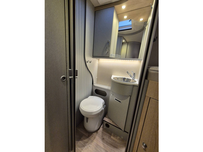 Hymer TRAMP GL 578 AMBITION 130 PK SLECHTS 29.972 KM DIGITALE ACHTERUITKIJKSPIEGEL LENGTEBEDDEN TV + SATELLIET DRAAISTOELEN foto: 21