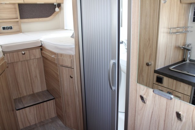 Compacto Hymer Exsis i 474 Fiat 160 cv estrecho ligero camas individuales y cama abatible (55 foto: 48